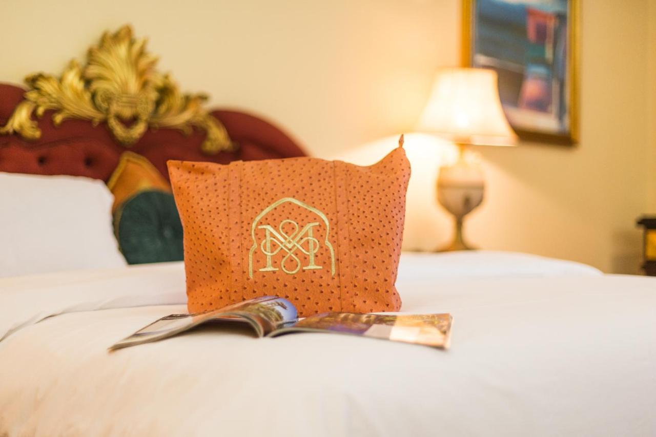 מלון מרקש Royal Mirage Deluxe מראה חיצוני תמונה A pillow with the hotel's logo
